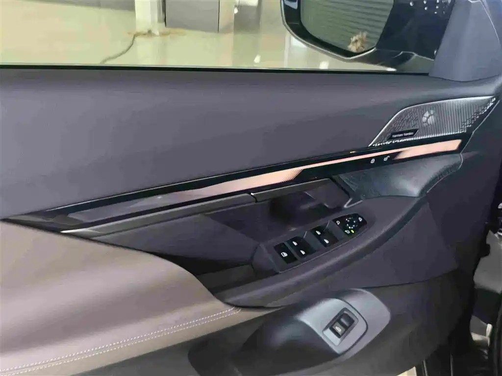 BMW 5 Series 2025 — фото 10