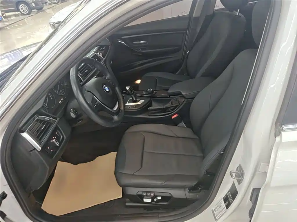 BMW 3 Series 2017 — фото 15
