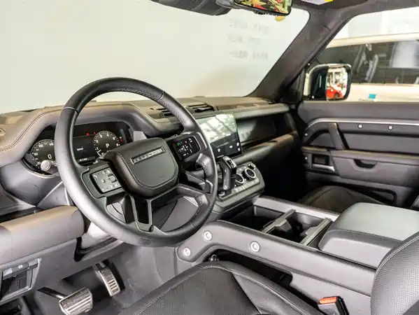 Land Rover Defender 2025