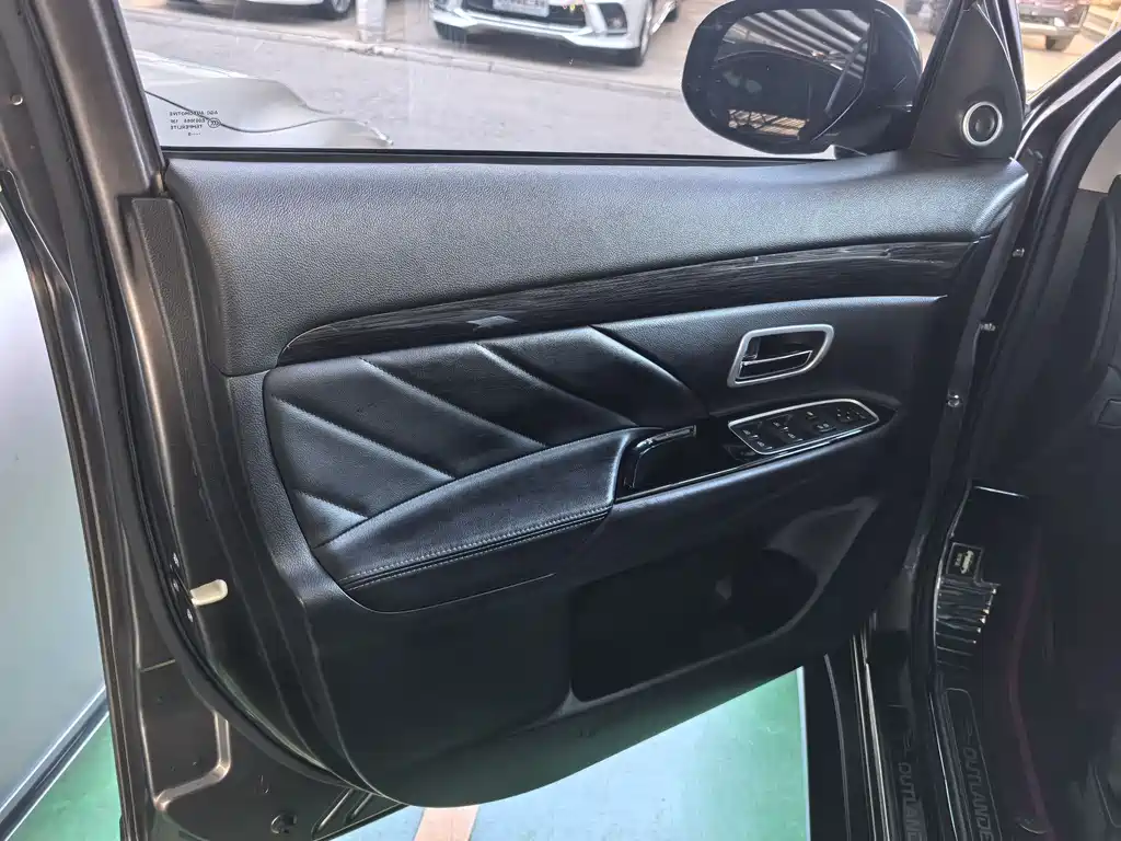 Mitsubishi Outlander 2019 — фото 13