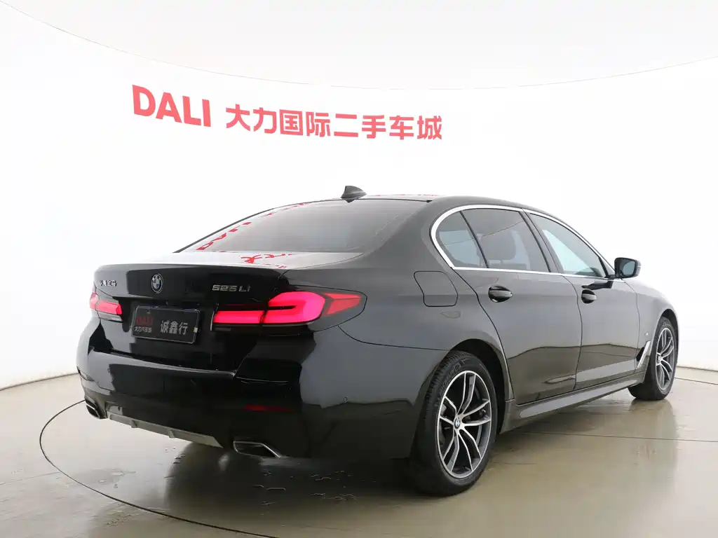 BMW 5 Series 2022 — фото 15