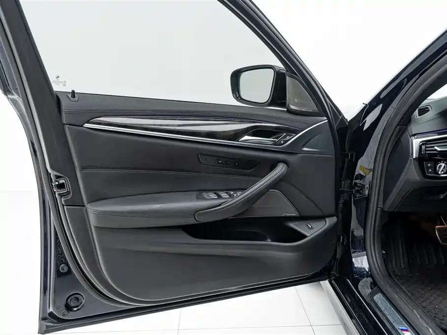 BMW 5 Series 2018 — фото 15