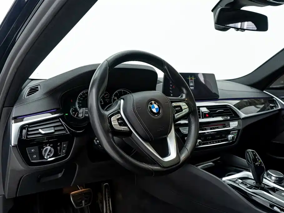 BMW 5 Series 2018 — фото 20
