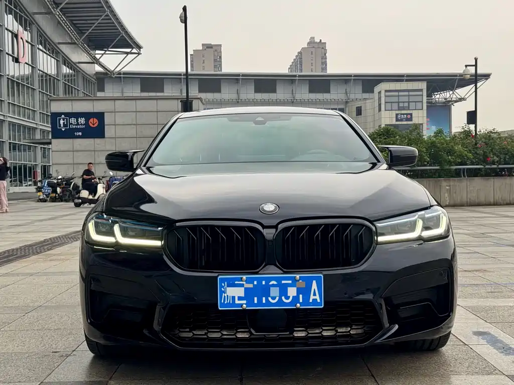 BMW 5 Series 2022 — фото 1