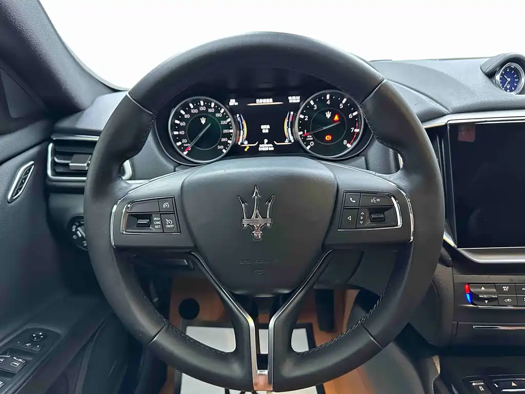 Maserati Ghibli 2021 — фото 12