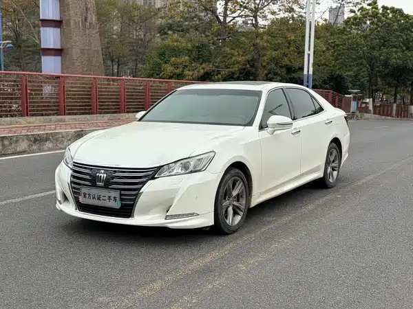 Toyota Crown 2015