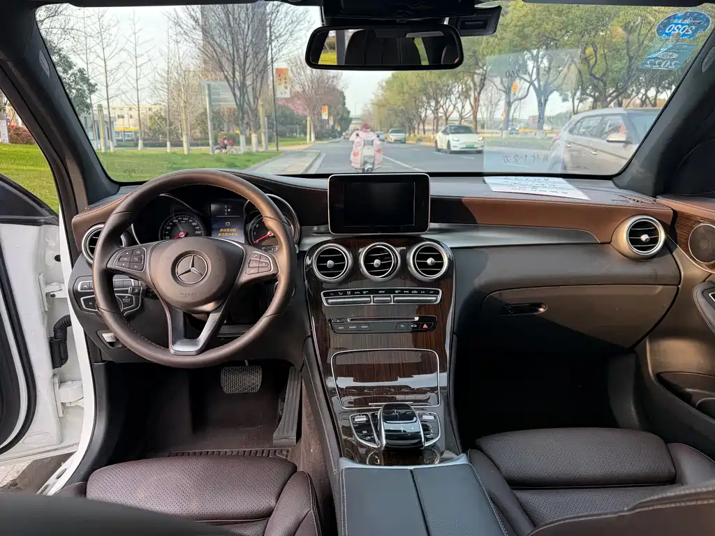 Mercedes-Benz GLC 2018 — фото 13