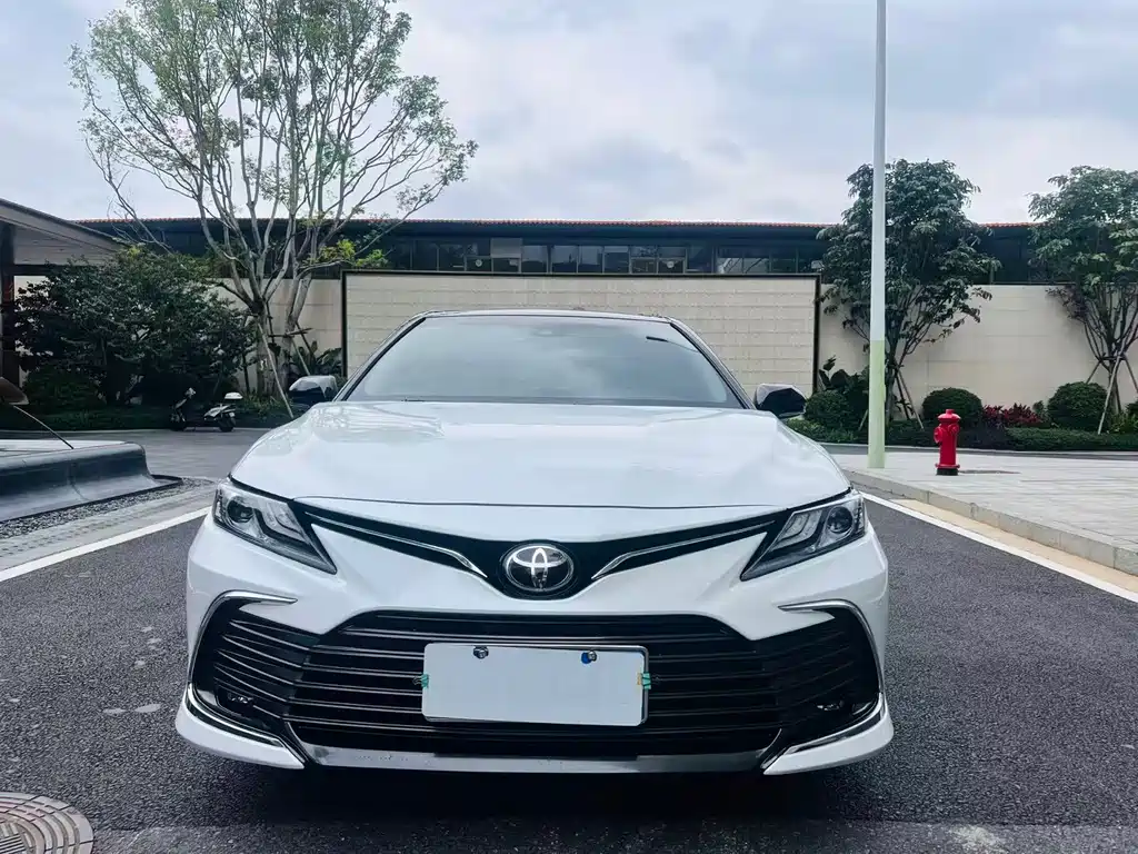 Toyota Camry 2023 — фото 2