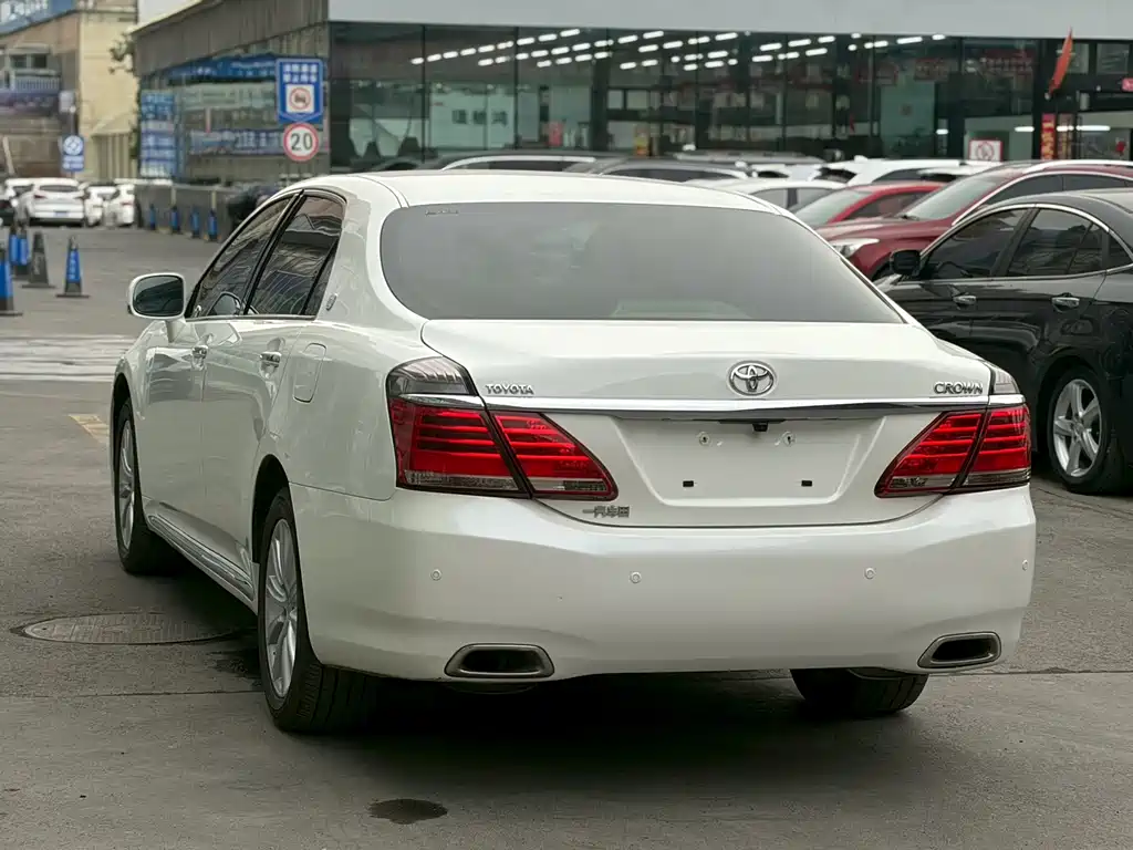 Toyota Crown 2015 — фото 9