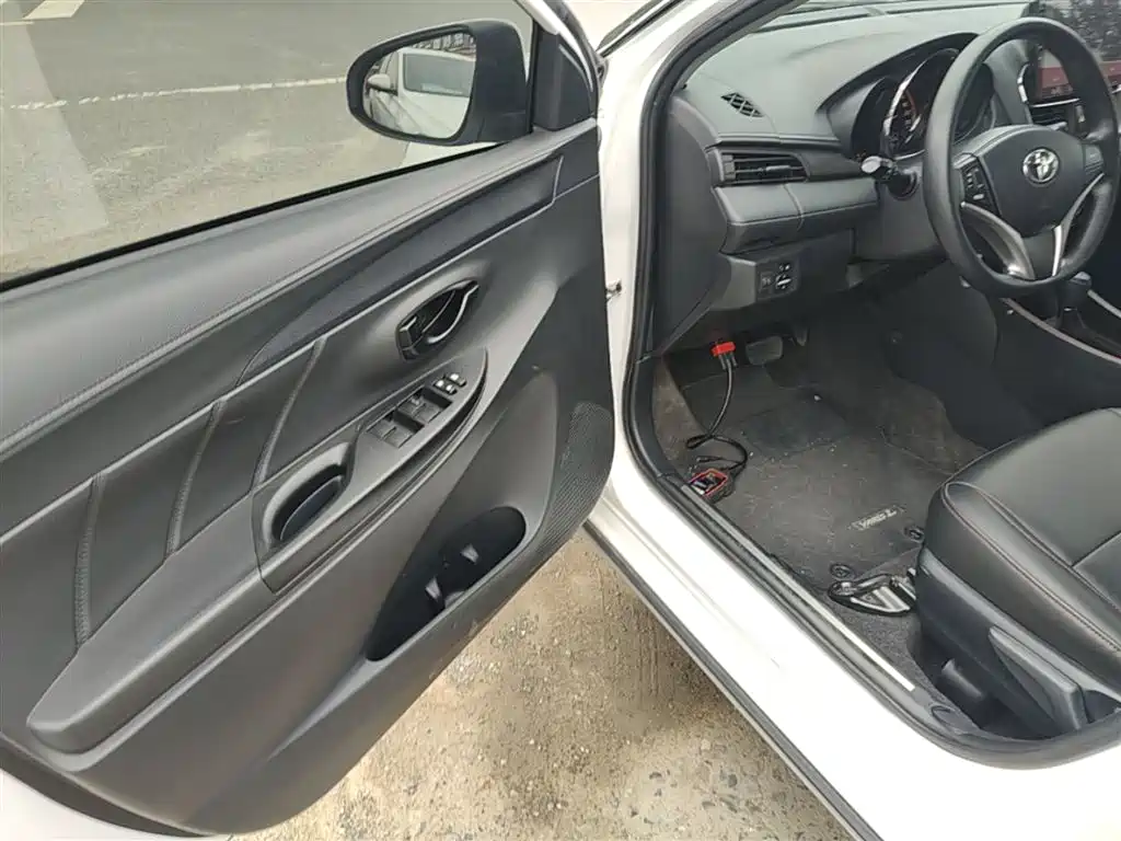 Toyota Yaris L 2022 — фото 16