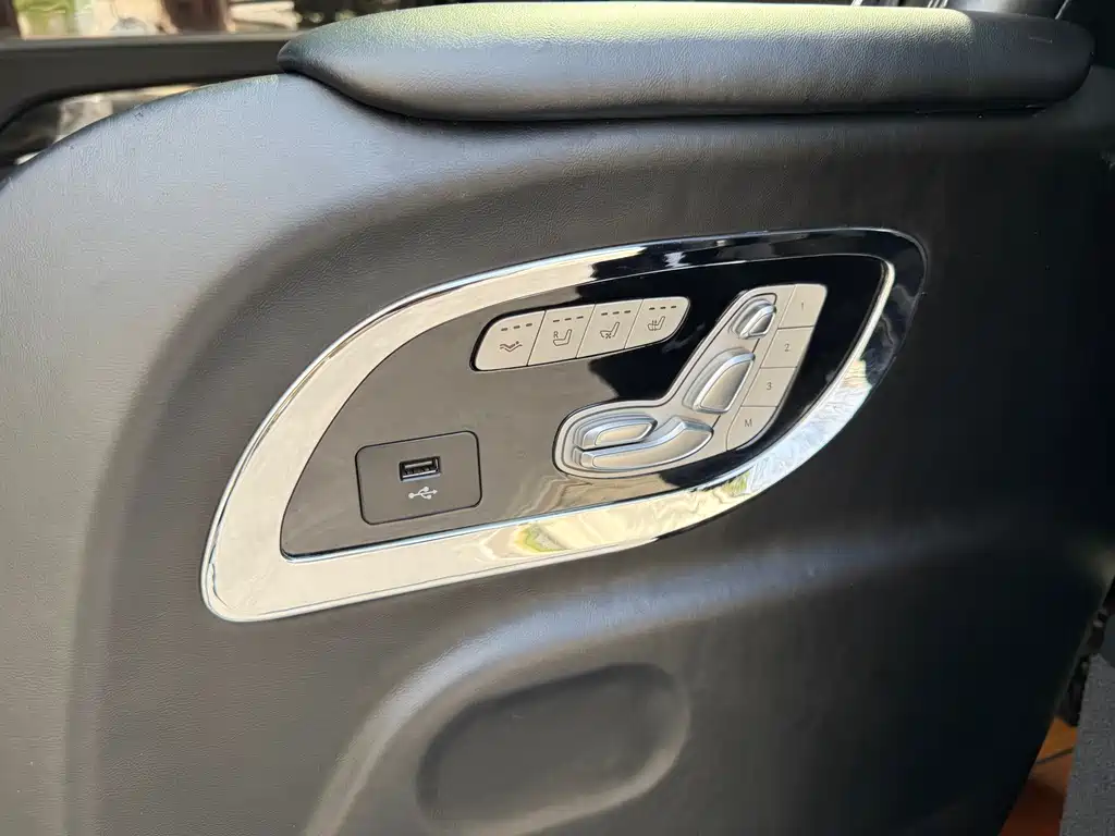 Mercedes-Benz V-Class 2020 — фото 17