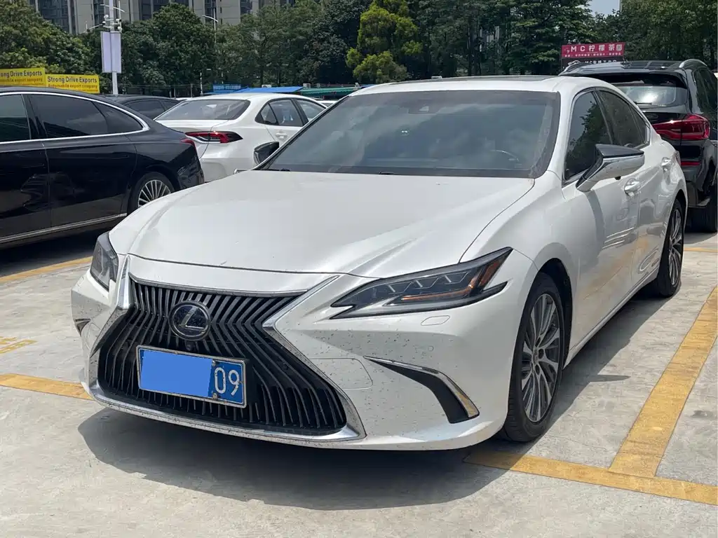 Lexus ES 2019 — фото 1