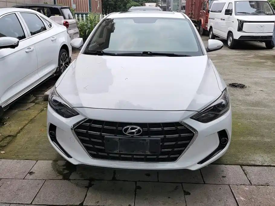 Hyundai Elantra 2019 — фото 2