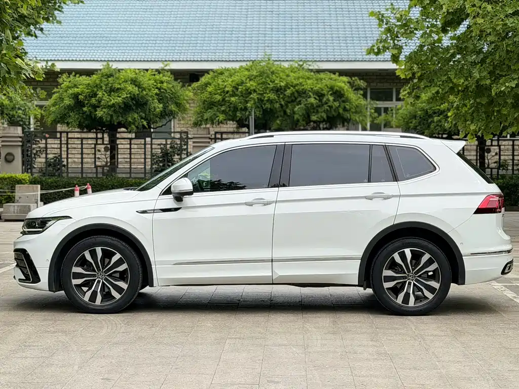 Volkswagen Tiguan L 2023 — фото 2