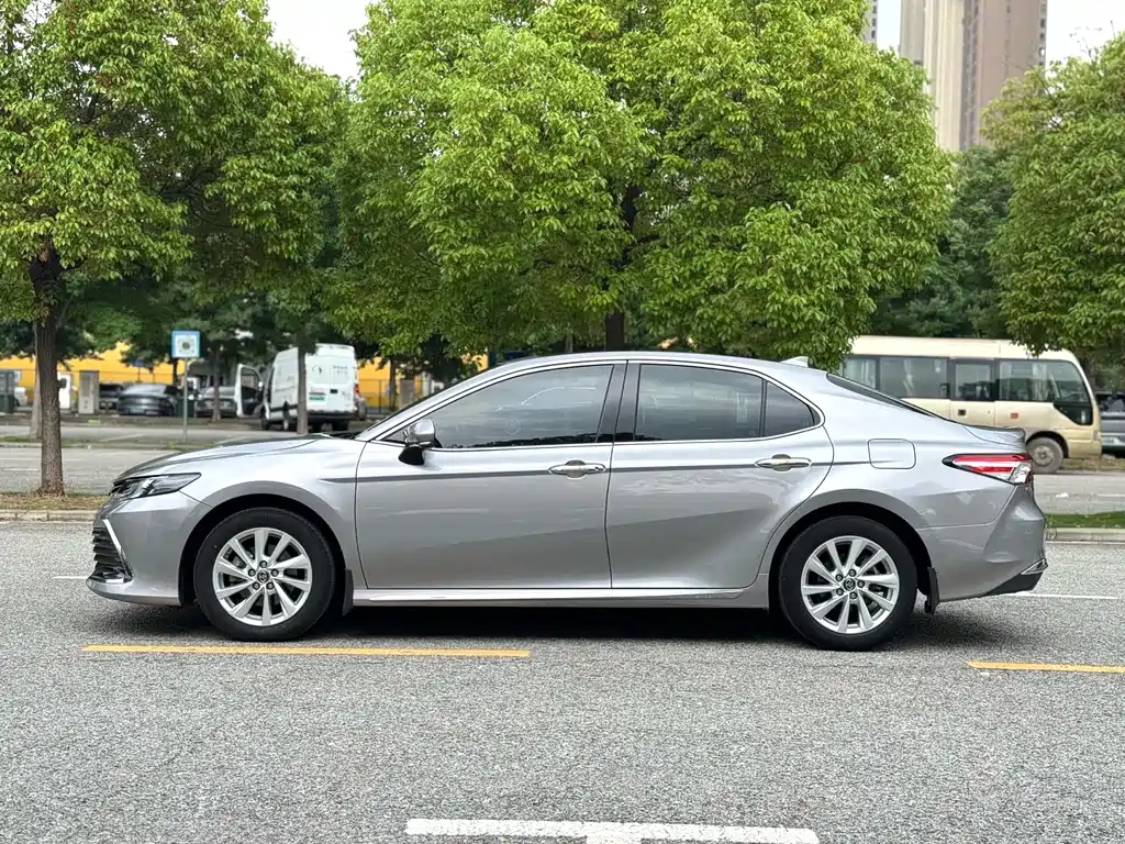 Toyota Camry 2023 — фото 8