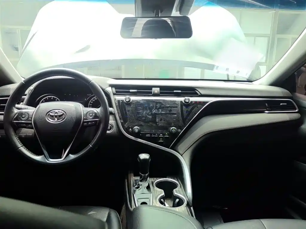 Toyota Camry 2020 — фото 16