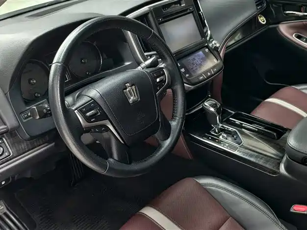 Toyota Crown 2017 — фото 17