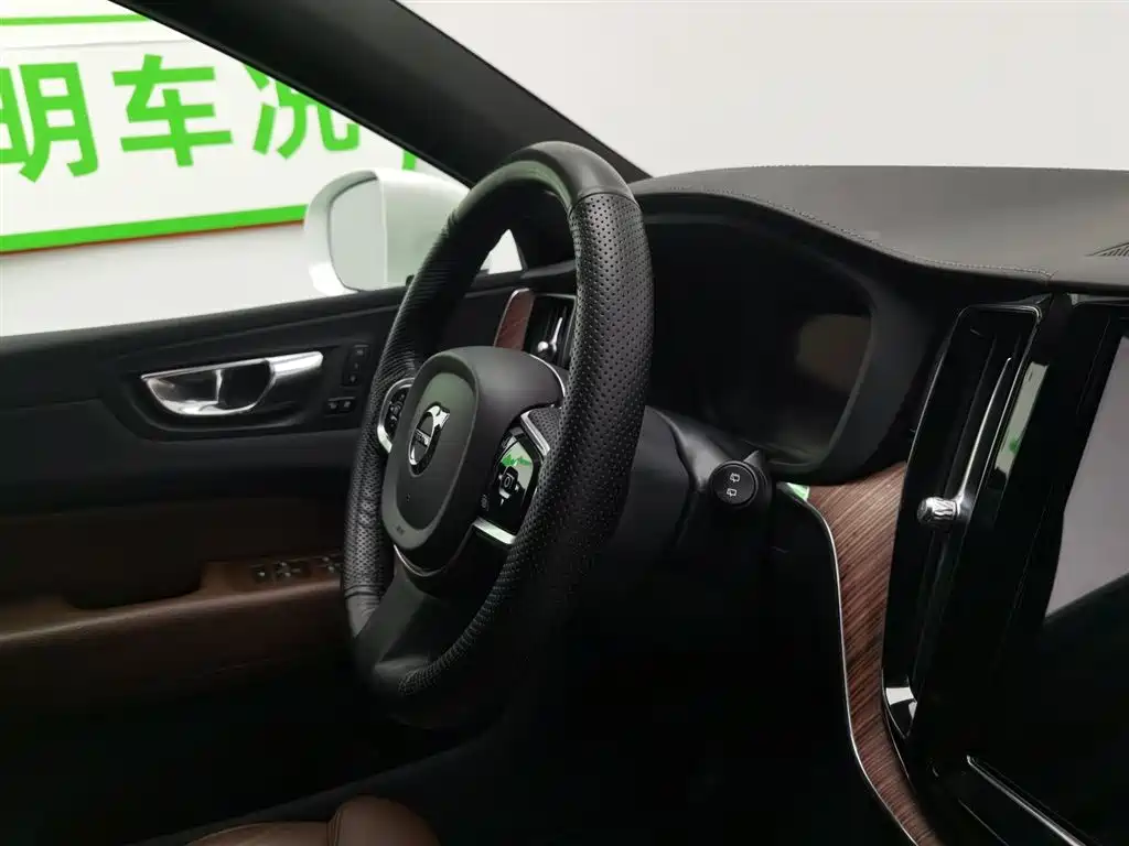 Volvo XC60 2022 — фото 22