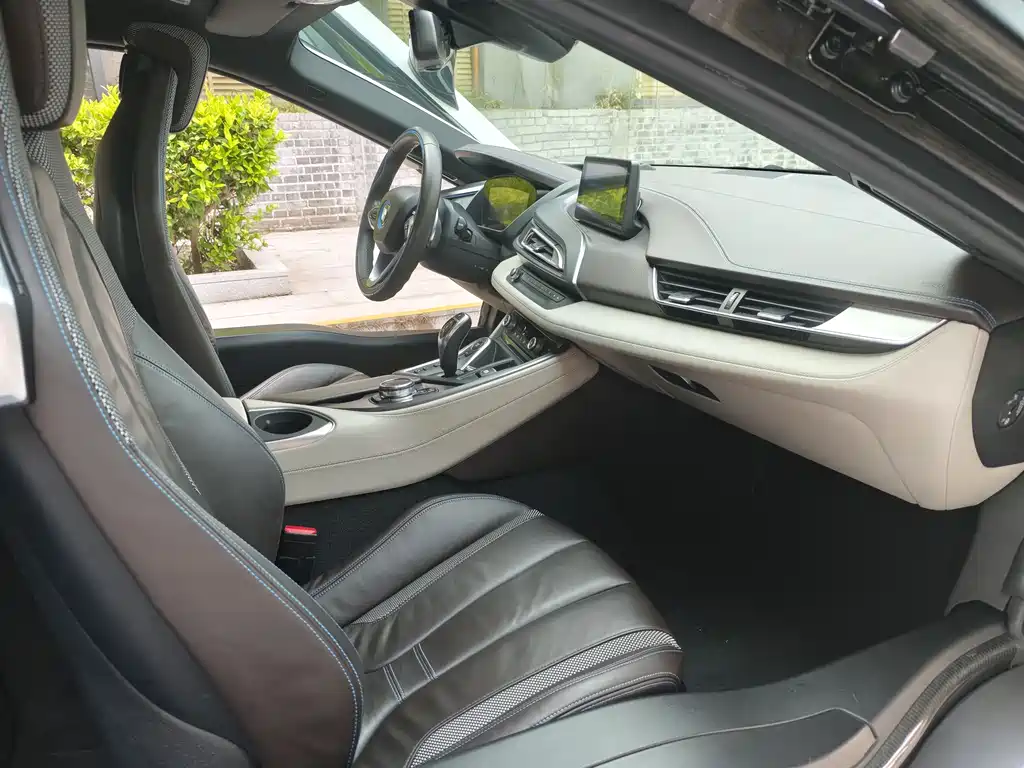 BMW i8 2017 — фото 12