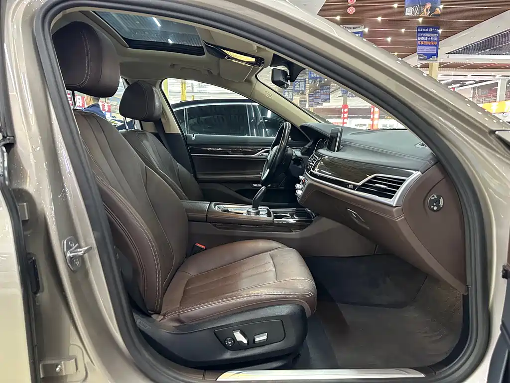 BMW 7 Series 2017 — фото 13