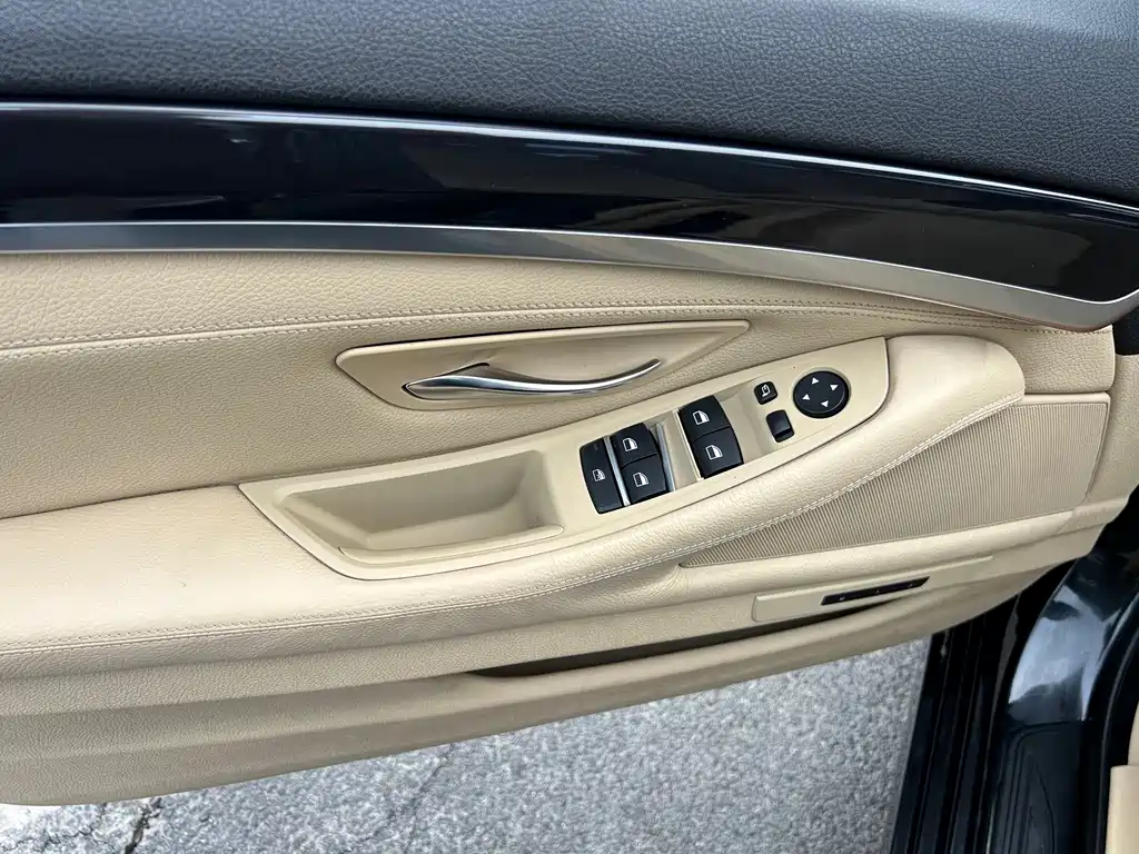 BMW 5 Series 2011 — фото 12