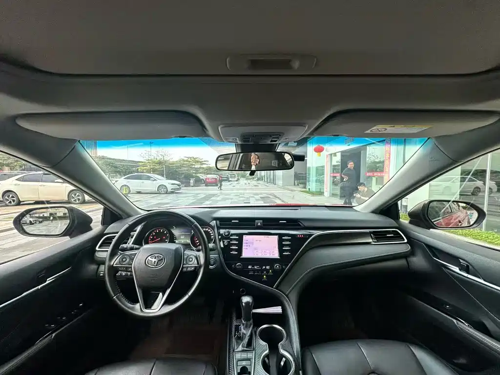 Toyota Camry 2018 — фото 9
