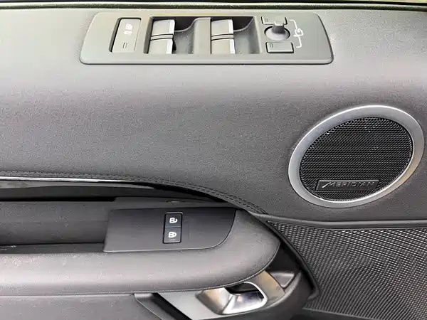 Land Rover Discovery 2024