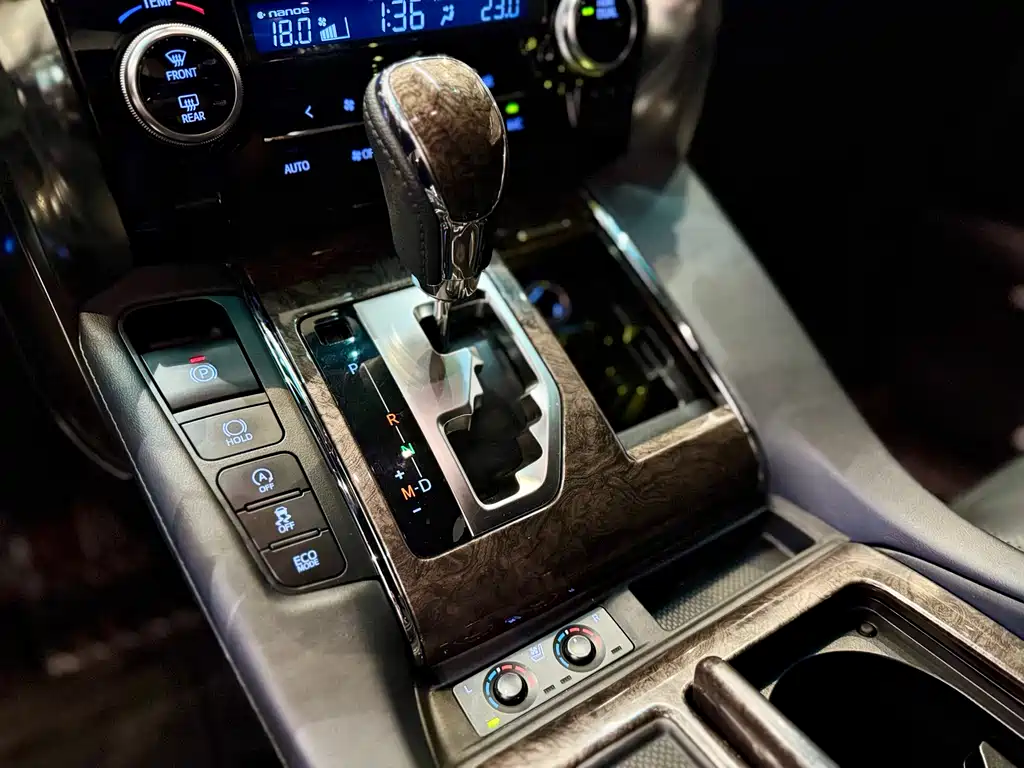Toyota Alphard 2020 — фото 16