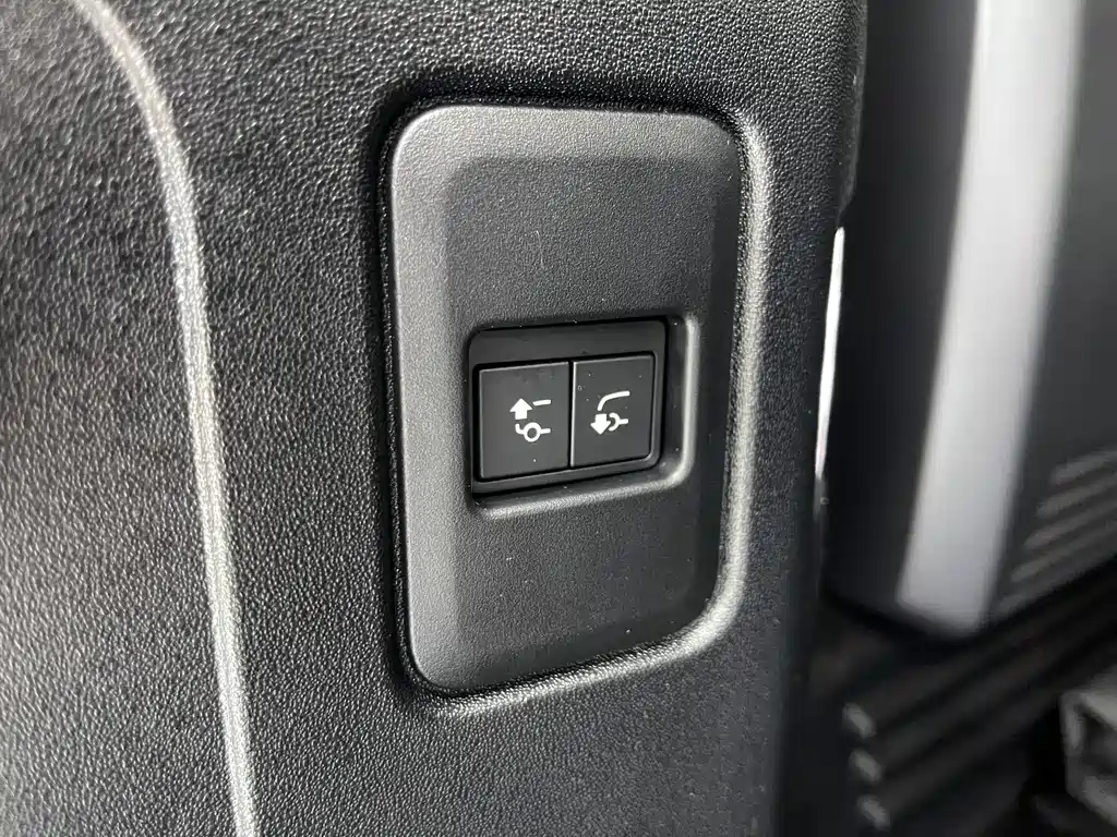 Land Rover Defender 2024 — фото 26