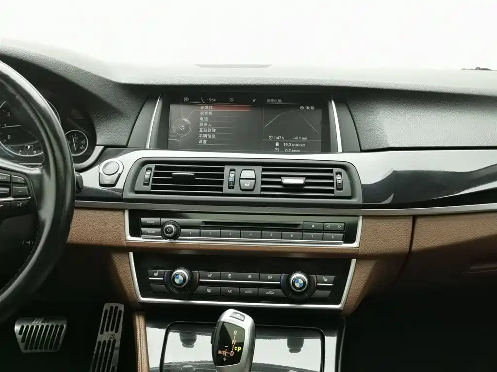 BMW 5 Series 2016 — фото 12
