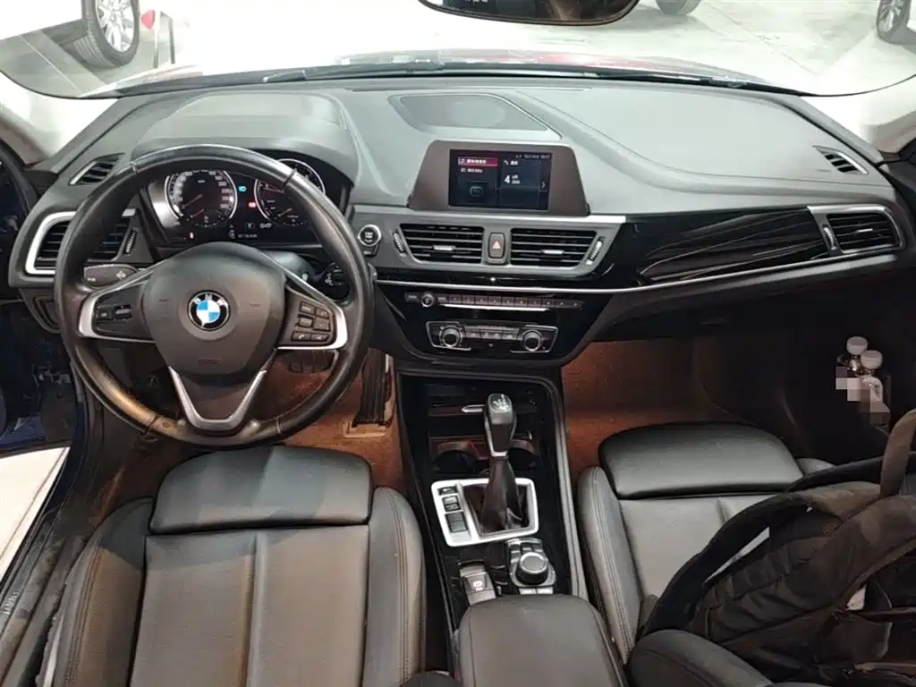 BMW 1 Series 2018 — фото 10