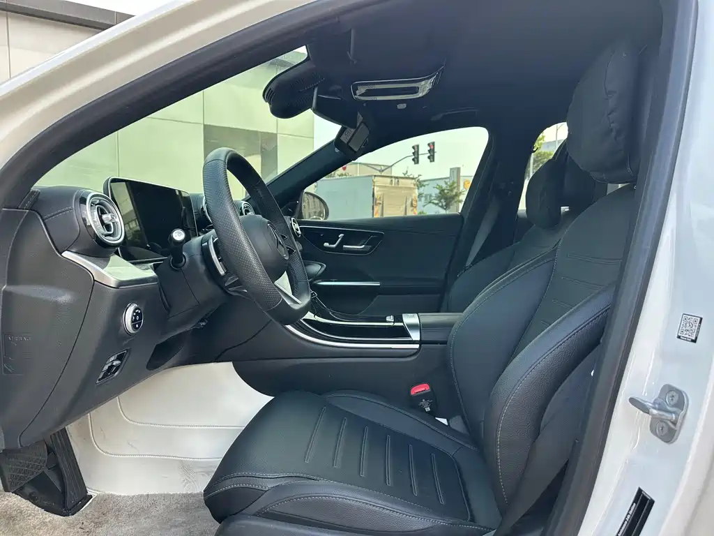 Mercedes-Benz C-Class 2025 — фото 15