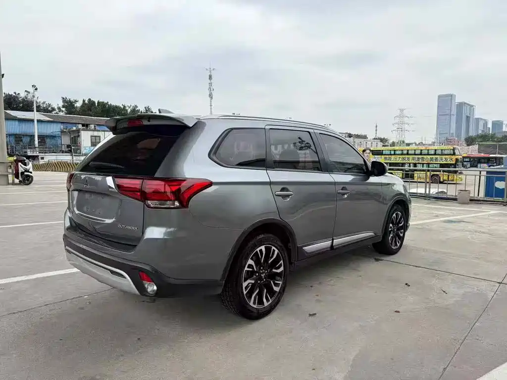 Mitsubishi Outlander 2019 — фото 6