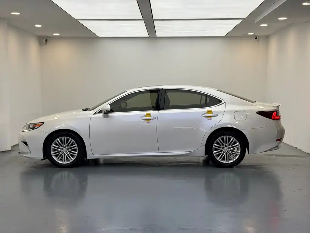 Lexus ES 2015 — фото 16