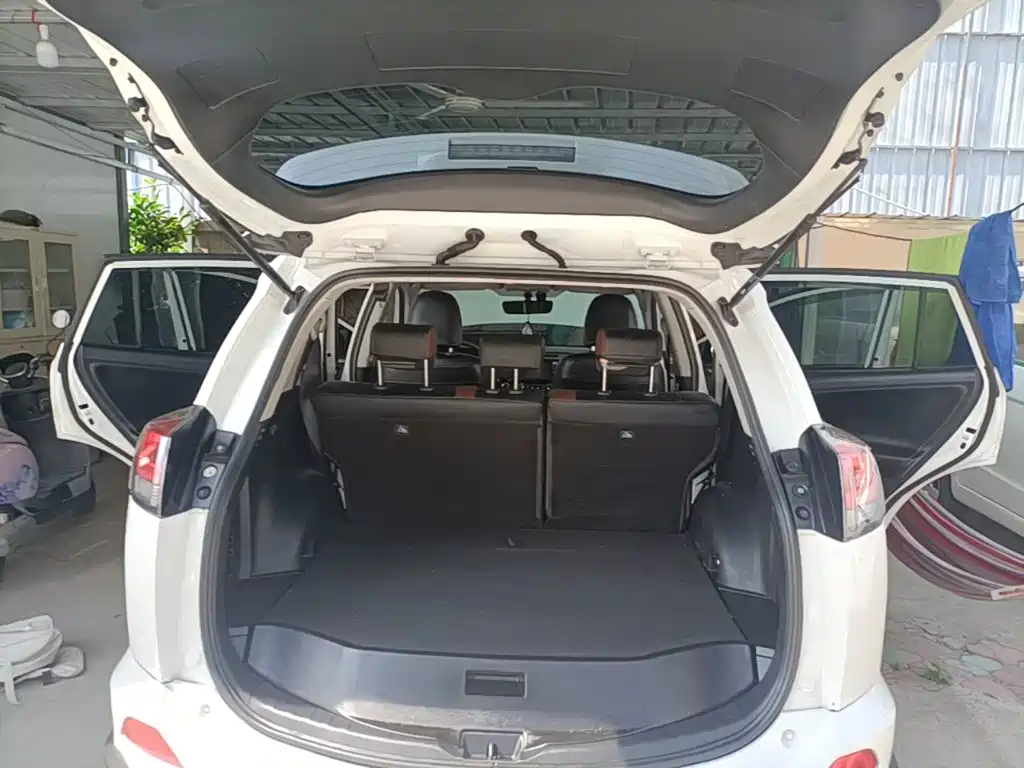 Toyota RAV4 2019 — фото 16