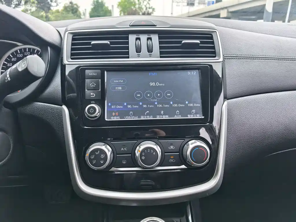 Nissan Tiida 2018 — фото 10