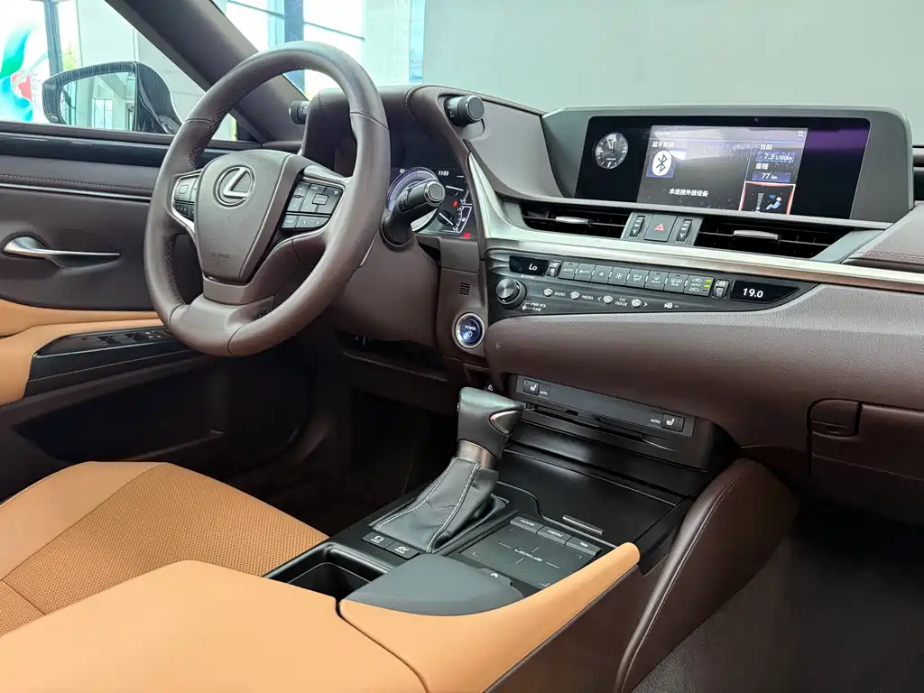 Lexus ES 2019 — фото 12