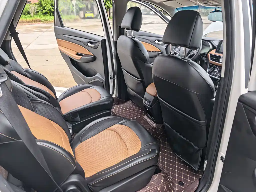Wuling Hongguang S3 2018 — фото 11