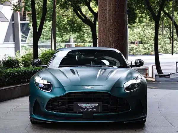 Aston Martin DB12 2025