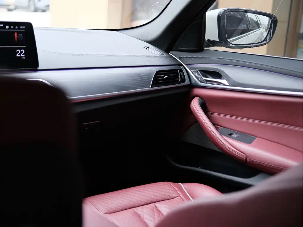BMW 5 Series 2021 — фото 10
