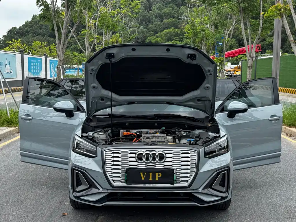 Audi Q2L e-tron 2022 — фото 23
