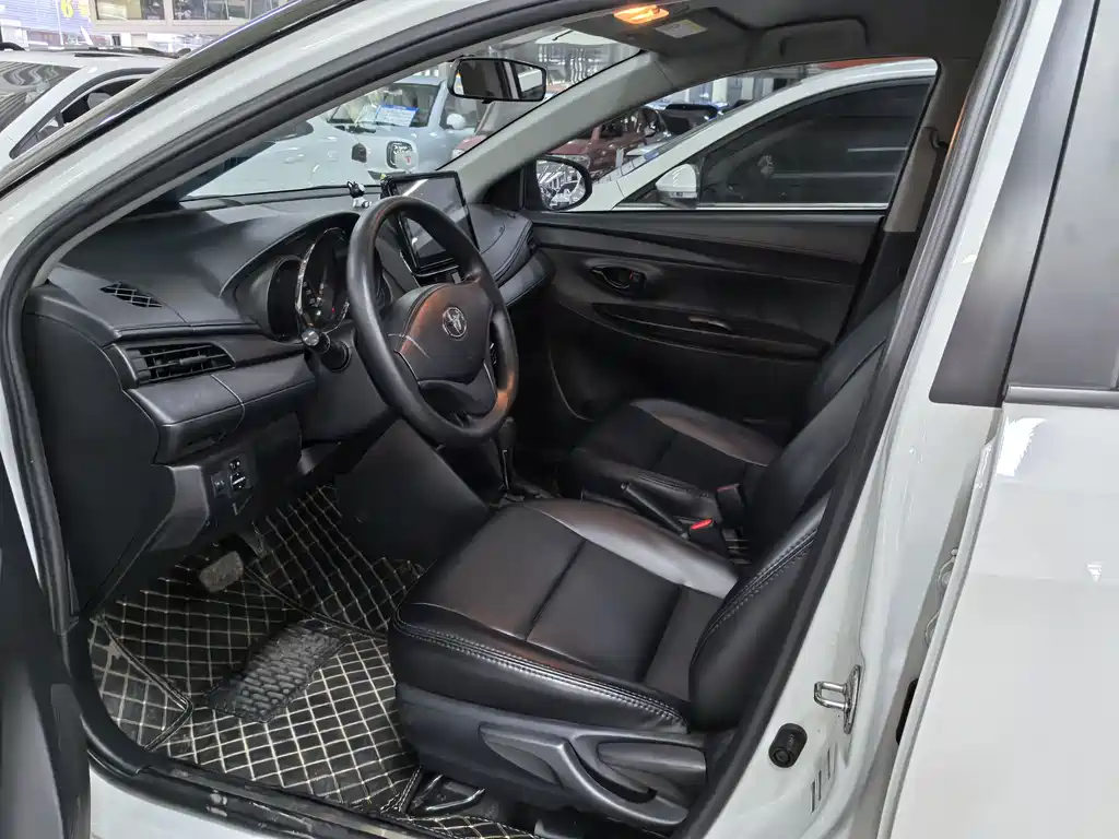 Toyota Yaris L 2020 — фото 6