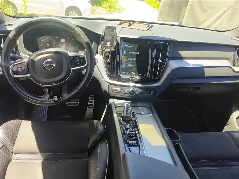 Volvo XC60 PHEV 2019 — фото 12