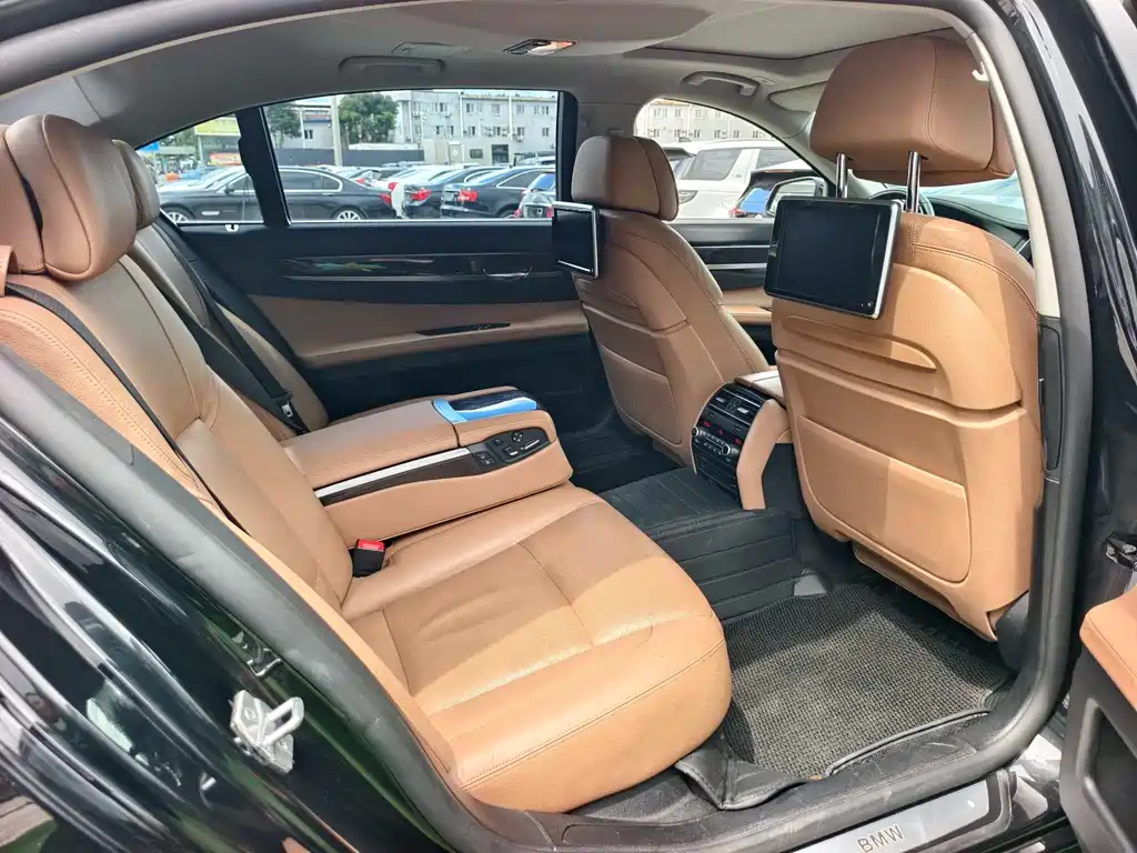 BMW 7 Series 2013 — фото 18