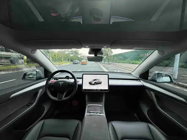 Tesla Model Y 2024