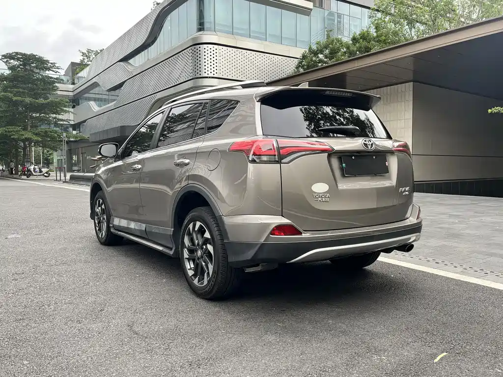 Toyota RAV4 2017 — фото 5