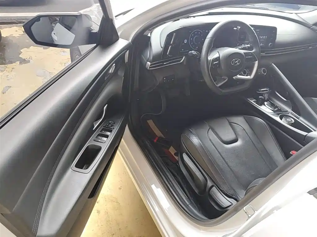 Hyundai Elantra 2023 — фото 16
