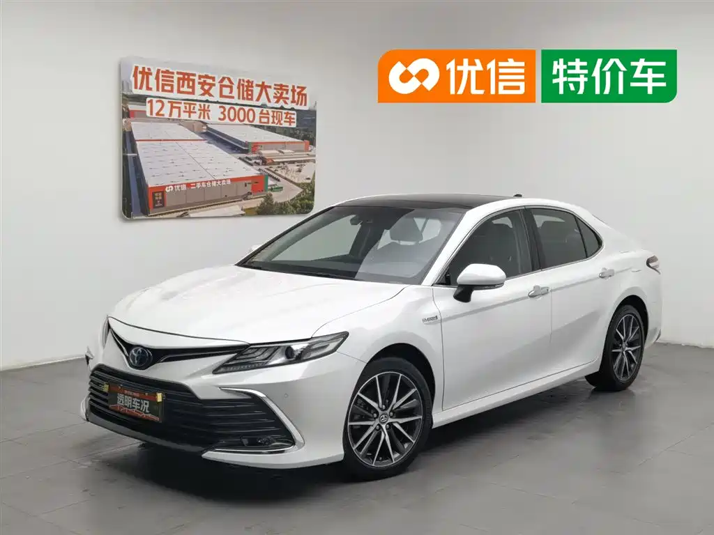 Toyota Camry 2023 — фото 1