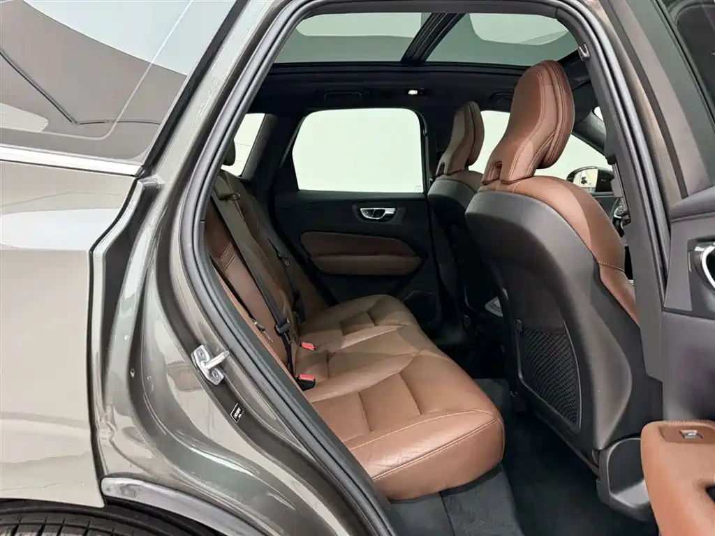 Volvo XC60 2022 — фото 20