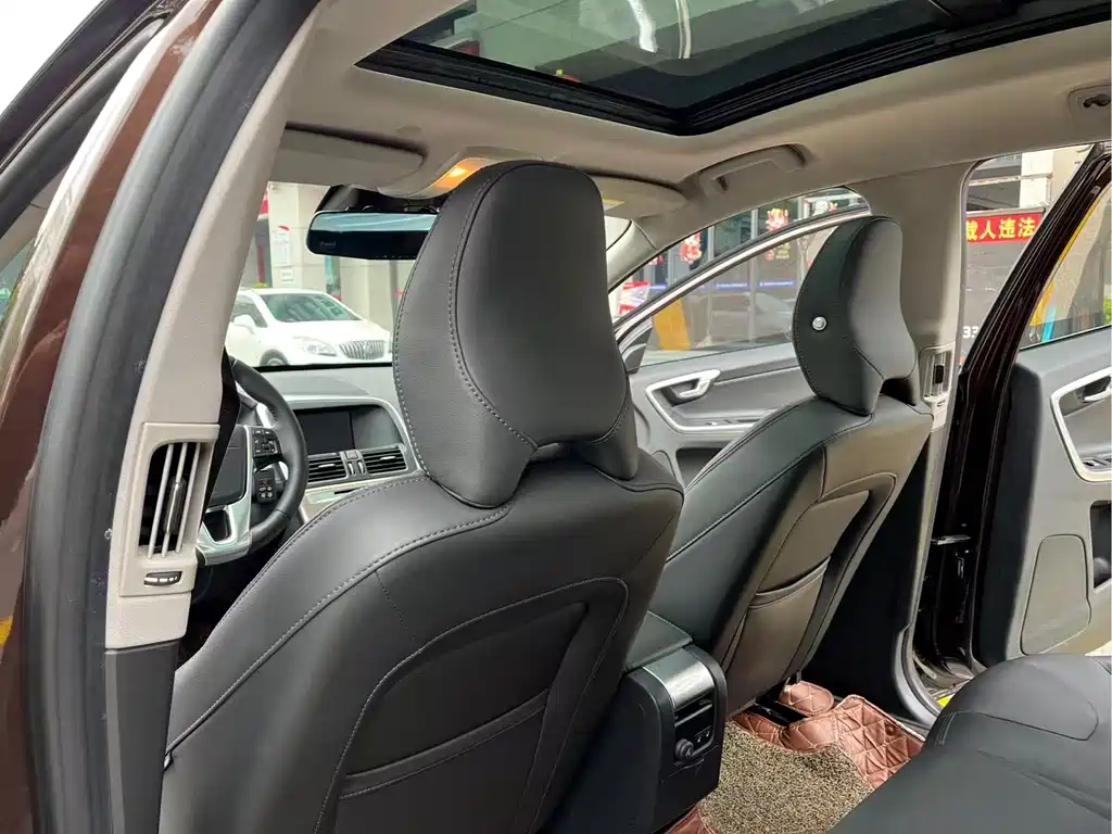 Volvo XC60 2017 — фото 15